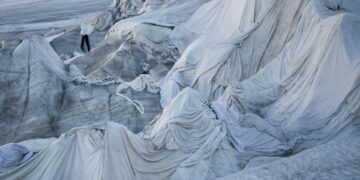 Sábanas blancas cubren parte del glaciar del Ródano para prevenir su deshielo, en el Puerto de Furka, Suiza. Archivo EFE/Archivo/Urs Flueeler