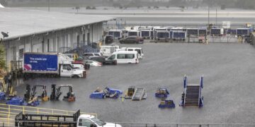 Imagen de ayer de vehículos en el Aeropuerto Internacional de Fort Lauderdale en Fort Lauderdale, Florida, EE. UU. EFE/EPA/CRISTOBAL HERRERA-ULASHKEVICH