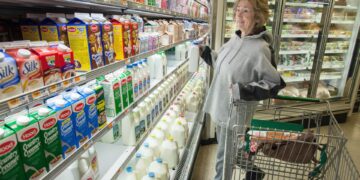 Un mujer compra alimentos en un supermercado, en una fotografía de archivo. EFE/EPA/MATTHEW CAVANAUGH