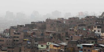 Vista de un barrio en Lima (Perú), en una fotografía de archivo. EFE/Paolo Aguilar