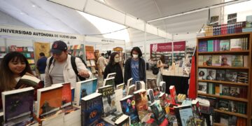 Personas asisten a la Fiesta del libro y la rosa, el 21 de abril de 2023, en Ciudad de México (México). EFE/Sáshenka Gutiérrez