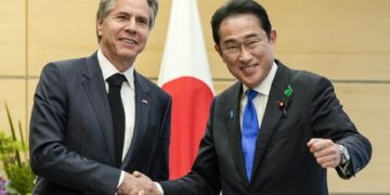 El primer ministro de Japón, Fumio Kishida, recibió hoy en Tokio al secretario de Estado de Estados Unidos, Antony Blinken, ante el que reafirmó su deseo de fortalecer aún más la alianza existente entre los dos países.
EFE/EPA/KIMIMASA MAYAMA / POOL