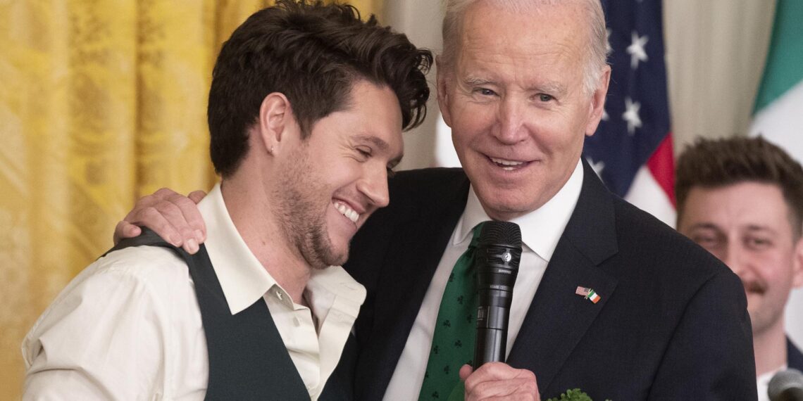 Fotografía de archivo fechada el 17 de marzo de 2023 que muestra al presidente de los Estados Unidos, Joe Biden, mientras conversa con el músico irlandés Niall Horan durante la celebración del Día de San Patricio, en la Casa Blanca, en Washington (EE.UU.). EFE/ Michael Reynolds