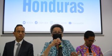 Fotografía de archivo de la presidenta de la Comisión Interamericana de Derechos Humanos, Margarette May Macaulay (c), Carlos Bernal (i)  y Roberta Clarke (d), representantes de la CIDH en Tegucigalpa (Honduras). EFE/ Gustavo Amador