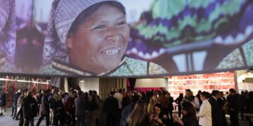 Fotografía del 18 de abril de 2023 que muestra a los visitantes que recorren el pabellón de México, país invitado de honor en la XXXV Feria Internacional del Libro de Bogotá (FilBo) que se realiza en el recinto ferial de Corferias en Bogotá (Colombia). EFE/ Carlos Ortega