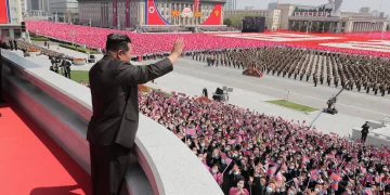 El lanzamiento de prueba del nuevo misil, llamado Hwasong-18, contó con la presencia del líder Kim Jong-un -que dijo que el arma "mejorará la capacidad de contraataque nuclear del país"- y su hija, según informó la agencia estatal KCNA. (Foto: Al Jazeera)
