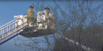 Bomberos tratando de apagar un incendio en Virginia-Highland. Captura: YouTube/@11Alive.