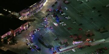 La policía en la escena en Christiana Mall a las afueras de Wilmington, Delaware. Crédito: KYW.