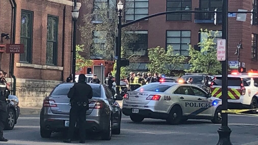 La policía responde a tiroteos el 10 de abril de 2023 en East Main Street en el centro de Louisville, Ky. Foto: Michael Clevenger/The Courier-Journal/USA Today Network.