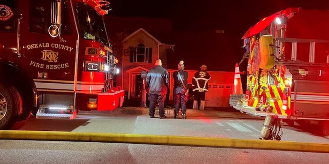 Un incendio en una casa durante la noche en el condado de DeKalb envió a dos personas al hospital. Foto: Portal web/ANF.