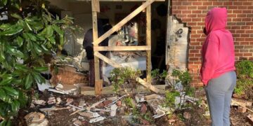 Un automóvil se estrella contra el dormitorio del apartamento en un complejo en el suroeste de Atlanta. Foto: Portal web/ANF.