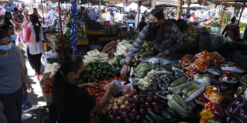 Una mujer compra verduras, en un mercado de Tegucigalpa (Honduras), en una fotografía de archivo. EFE/ Gustavo Amador