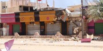 Tiendas de Jartum dañadas por los enfrentamientos de estos días entre el Ejército sudanés y los paramilitares de las FAR. EFE/EPA/STRINGER