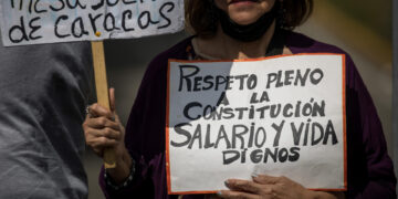 Personas se manifiestan durante una protesta en la que exigen mejoras salariales en Caracas (Venezuela), en una fotografía de archivo. EFE/Miguel Gutiérrez