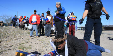 Migrantes de diferentes nacionalidades escenifican el viacrucis, hoy, en Ciudad Juárez, estado de Chihuahua (México). EFE/Luis Torres
