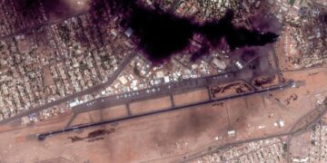 Una imagen de satélite proporcionada por Maxar Technologies muestra humo en el Aeropuerto Internacional de Jartum, Sudán, el 16 de abril de 2023. EFE/EPA/MAXAR TECHNOLOGIES HANDOUT -- MANDATORY CREDIT: SATELLITE IMAGE 2023 MAXAR TECHNOLOGIES -- THE WATERMARK MAY NOT BE REMOVED/CROPPED -- HANDOUT EDITORIAL USE ONLY/NO SALES