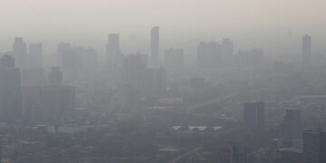 Imagen de Bangkok envuelta en una capa de contaminación. EFE/EPA/RUNGROJ YONGRIT