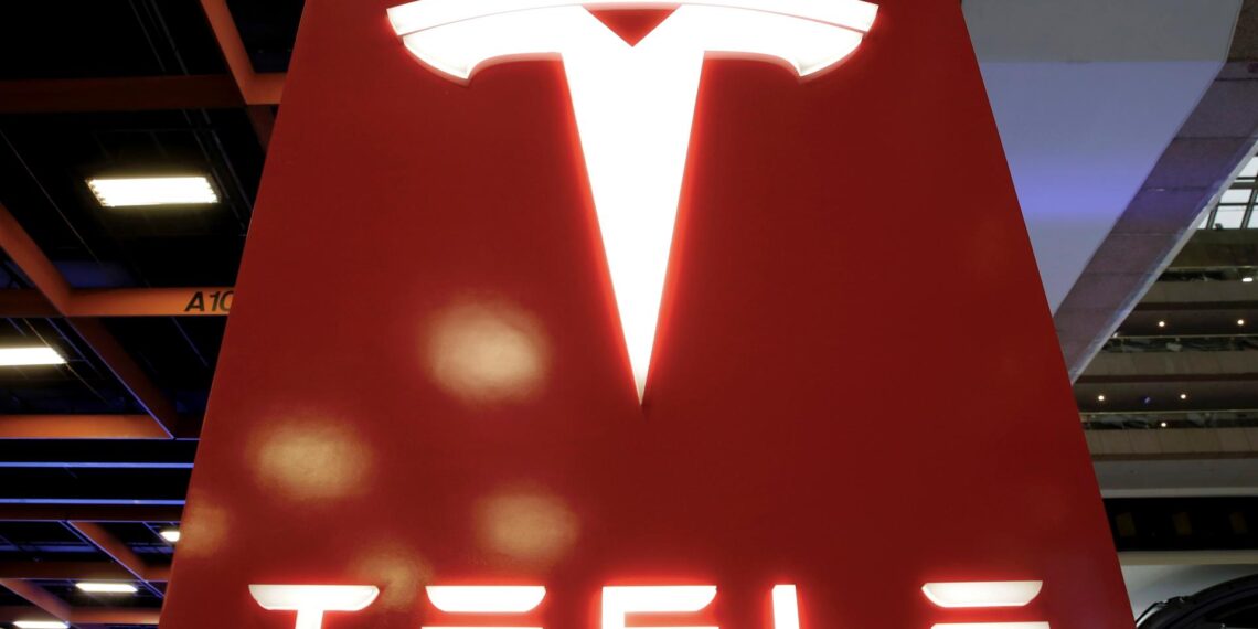 Foto de archivo del logo de la empresa Tesla. EPA/RITCHIE B. TONGO