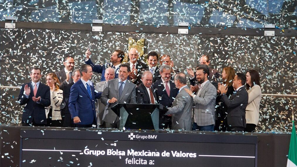 Celebración de aniversario del grupo HEMA en la Bolsa Mexicana de Valores. Foto: FB/@BolsaMexicanaValores.