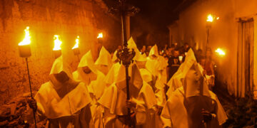 Fieles católicos participan hoy en la Procesión de los Penitentes, durante la ultima hora de este Jueves Santo en la ciudad de Goiás (Brasil).EFE/André Borges
