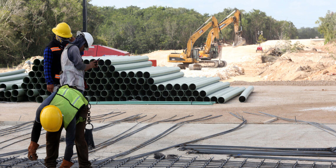 Trabajadores laboran en la construcción del tramo 4 del Tren Maya, el 26 de febrero de 2023, en el libramiento Playa del Carmen, Quintana Roo (México). Imagen de archivo. EFE/Alonso Cupul