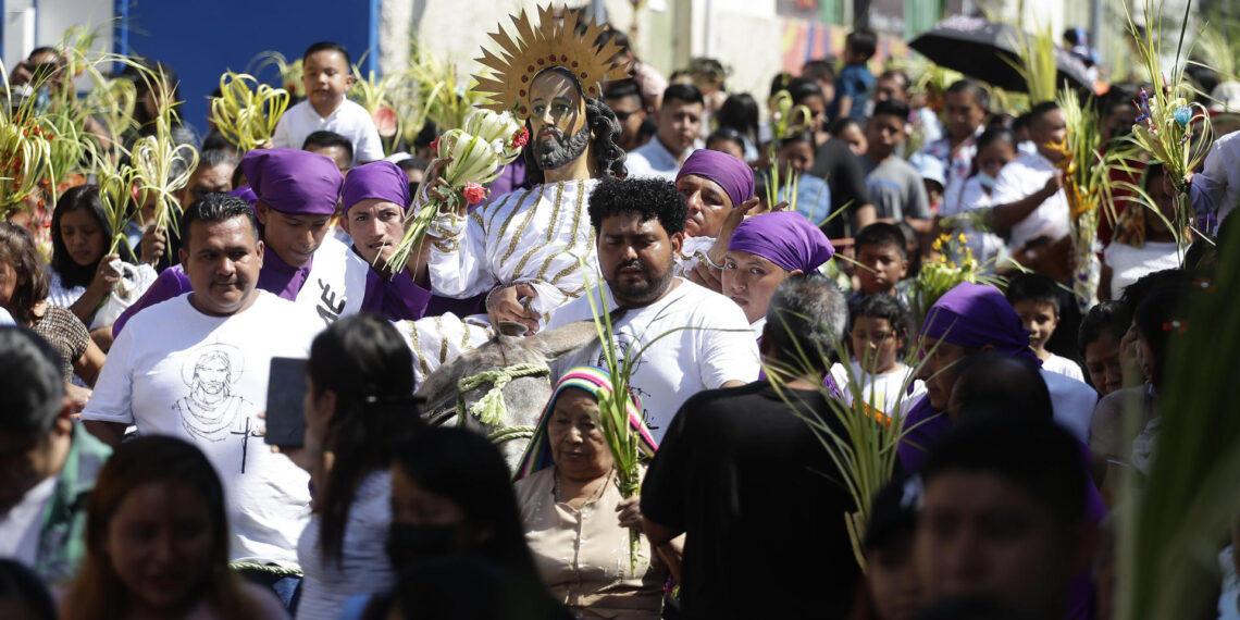 Feligreses participan en una procesión con una imagen de Jesús en Panchimalco (El Salvador), en una fotografía de archivo. EFE/Rodrigo Sura