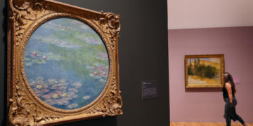 Fotografía de la obra "Nenúfares" (1908), del francés Claude Monet hoy durante la muestra "Monet, en Cuidad de México (México). EFE/Alex Cruz