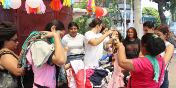 Migrantes se preparan para participar en una caravana programada para este domingo 23 de abril, hoy, en Tapachula (México). EFE/Juan Manuel Blanco