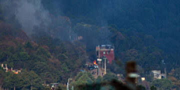 Fotografía de un vehículo en llamas en la zona donde se registró una balacera hoy, en el municipio de San Cristóbal de las Casas, Chiapas (México). EFE/Carlos López (MEJOR CALIDAD POSIBLE)