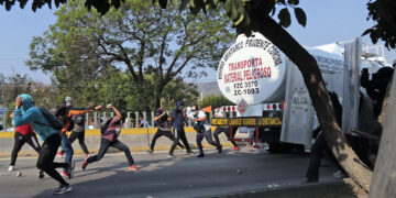 Estudiantes de Ayotzinapa se enfrentan con la Policía Estatal, hoy, en Chilpancingo (México). EFE/José Luis De La Cruz