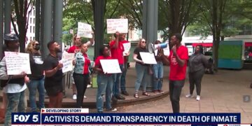 Los activistas se reunieron el sábado para realizar una manifestación para exigir acción después de la muerte del recluso Lashawn Thompson en la cárcel del condado de Fulton. (FOX5)