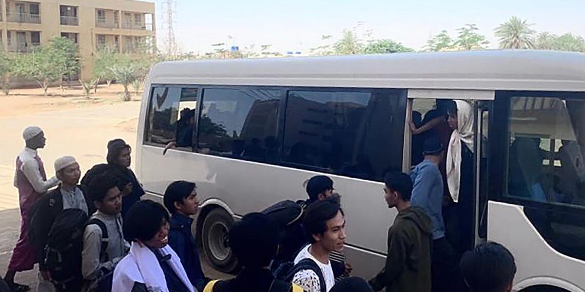 Una fotografía proporcionada por la Embajada de Indonesia muestra a ciudadanos indonesios subiendo a un autobús en Jartum, Sudán, para ser evacuados del país. EFE/EPA/Indonesian Embassy KBRI Khartoum / HANDOUT BEST QUALITY AVAILABLE HANDOUT EDITORIAL USE ONLY/NO SALES