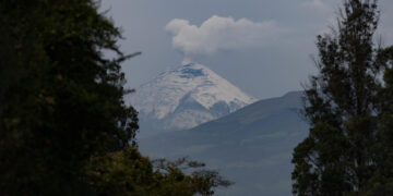 Fotografía del volcán Cotopaxi desde el Valle de los Chillos, en Quito (Ecuador), en una fotografía de archivo. EFE/José Jácome