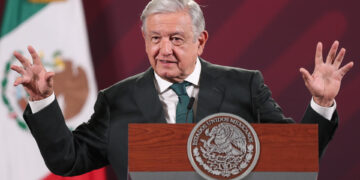 El presidente mexicano, Andrés Manuel López Obrador, habla durante una rueda de prensa en el Palacio Nacional, hoy en la Ciudad de México. (México). EFE/ Isaac Esquivel