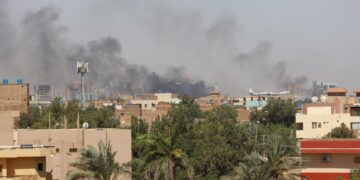 El humo se eleva sobre Jartum durante los enfrentamientos entre el ejército sudanés y los paramilitares de las Fuerzas de Apoyo Rápido (RSF). EFE/EPA/STRINGER