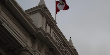 Vista general de una bandera sobre el edificio del Congreso de Perú, en una fotografía de archivo. EFE/ Paolo Aguilar