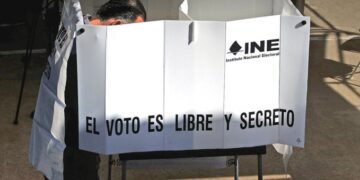 El INE realizó la insaculación de las personas que serán funcionarios de casilla en tres consulados de Estados Unidos y uno en Canadá, para la votación de mexicanos en el extranjero en las elecciones de Coahuila y Estado de México (El Universal)