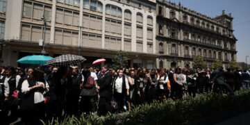 Cientos de personas salen de edificios durante el Simulacro Nacional de Sismo realizado hoy, en la Ciudad de México (México). EFE/José Méndez