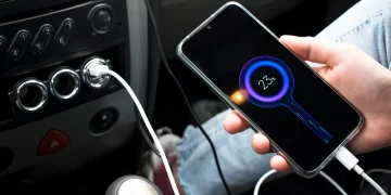 Nadie duda a la hora de conectar el celular en el auto, pero hay que reconsiderarlo; qué implicancias tiene en la batería del teléfono y en el vehículo (Foto: Shutterstock)