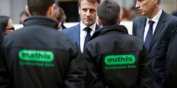 El presidente francés, Emmanuel Macron, fue abucheado este miércoles por un centenar de personas durante un desplazamiento por Alsacia, la primera de sus salidas de París dentro de su intento de reconectar con los ciudadanos tras la crisis de la reforma de las pensiones. EFE/EPA/LUDOVIC MARIN / POOL MAXPPP OUT