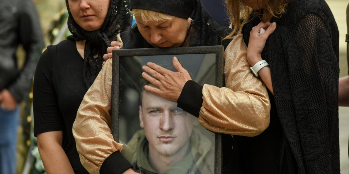 Imagen de archivo de la ceremonia fúnebre de un soldado ucraniano. EFE/EPA/OLEG PETRASYUK