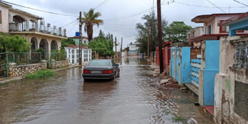 Fotografía de las fuertes lluvias hoy en La Habana (Cuba). EFE/ Ernesto Mastrascusa