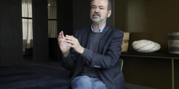 El escritor y periodista mexicano Juan Villoro habla durante entrevista con EFE en Bogotá (Colombia). EFE/ Carlos Ortega