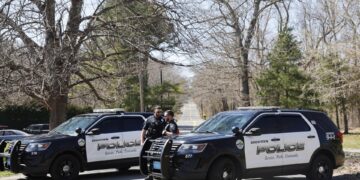 La Policía de Dighton bloquea la calle donde vive el sospechoso de filtrar documentos secretros de EE.UU., este 13 de abril de 2023, en Dighton, Massachusetts. EFE/Cj Gunther