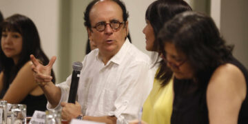 El economista José de Echave habla durante la presentación del libro "¿Cómo volver a vivir tranquilos?" en Lima (Perú). EFE/ Paolo Aguilar