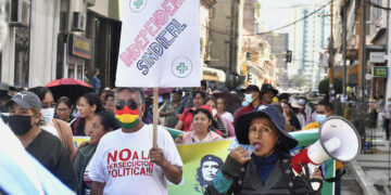Sindicalistas de distintos sectores, agrupados en la Central Obrera Departamental, marchan, este 18 de abril de 2023, en rechazo a un paquete de proyectos de leyes que están en la Asamblea Legislativa, en Cochabamba (Bolivia). EFE/ Jorge Abrego