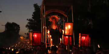 Miles de feligreses fueron registrados este viernes, 7 de abril, al avanzar en procesión con los candiles de Apupú (naranja amarga) para iluminar el yvaga rape (camino al cielo en idioma guaraní) del Viernes Santo, en Tañarandy (Paraguay). EFE/Fernando Franceschelli