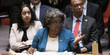 La embajadora de Estados Unidos ante la ONU, Linda Thomas-Greenfield (centro), en una reunión del Consejo de Seguridad de las Naciones Unidas. EFE/EPA/JUSTIN LANE