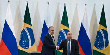 El ministro de Relaciones Exteriores de Rusia, Serguéi Lavrov, posa hoy junto a su similar brasileño, Mauro Vieira (d), durante una rueda de prensa en el Palacio de Itamaraty, en Brasilia (Brasil). EFE/André Borges