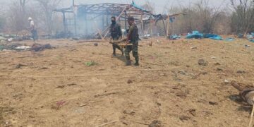 Imagen de la localidad birmana bombardeada el martes por el Ejército del país por albergar un acto de la oposición. EFE/EPA/MYAELATT ATHAN MEDIA HANDOUT -- BEST QUALITY AVAILABLE -- HANDOUT EDITORIAL USE ONLY/NO SALES